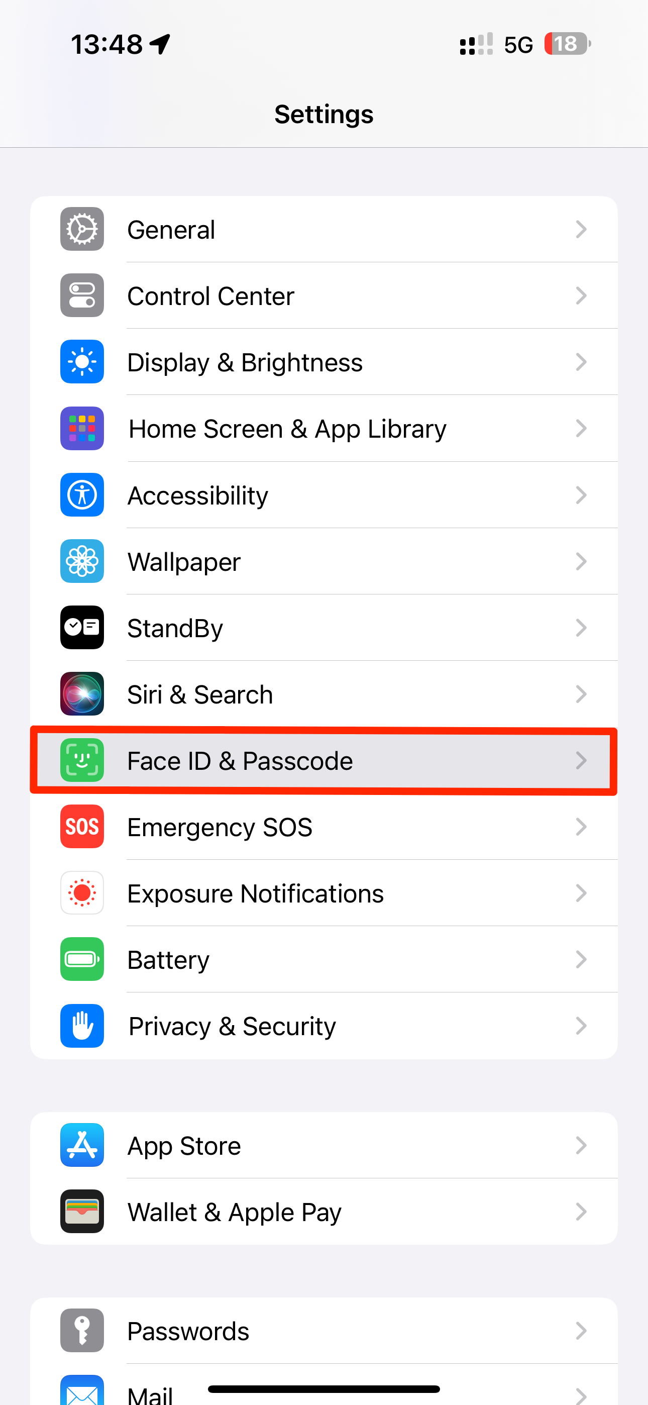 Приложение Настройки на iPhone с выделенным разделом Face ID и код‑проводок.