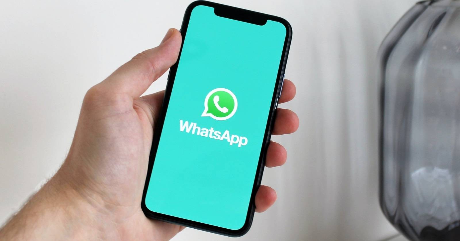 логотип WhatsApp на экране телефона