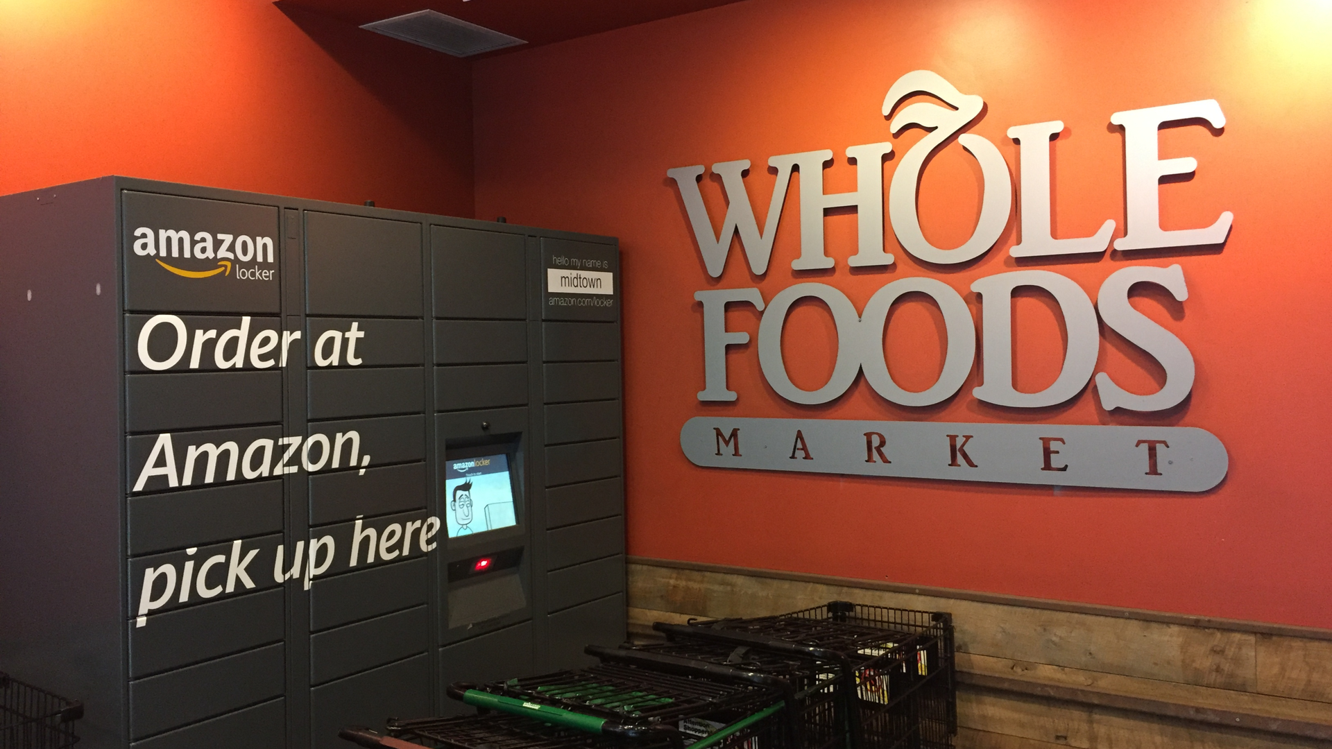Amazon Locker у входа в магазин Whole Foods.