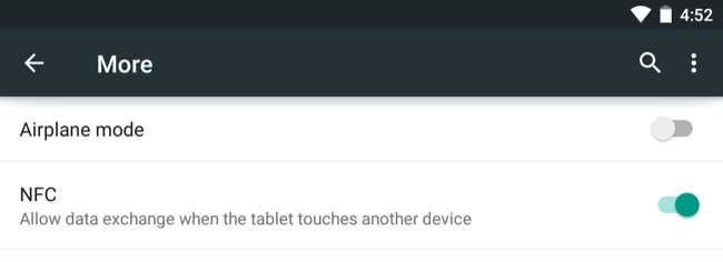 Набор круглых NFC-меток на столе, готовых к программированию