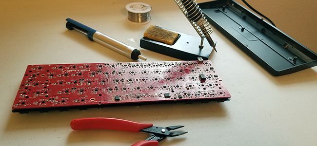 Паяльник и отсос припоя на рабочем столе