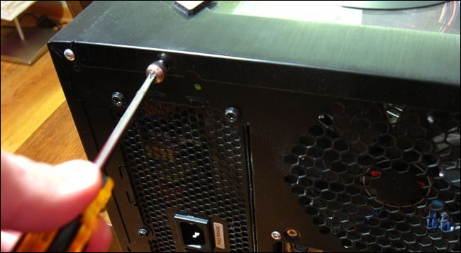 Открутите винты и снимите боковую панель