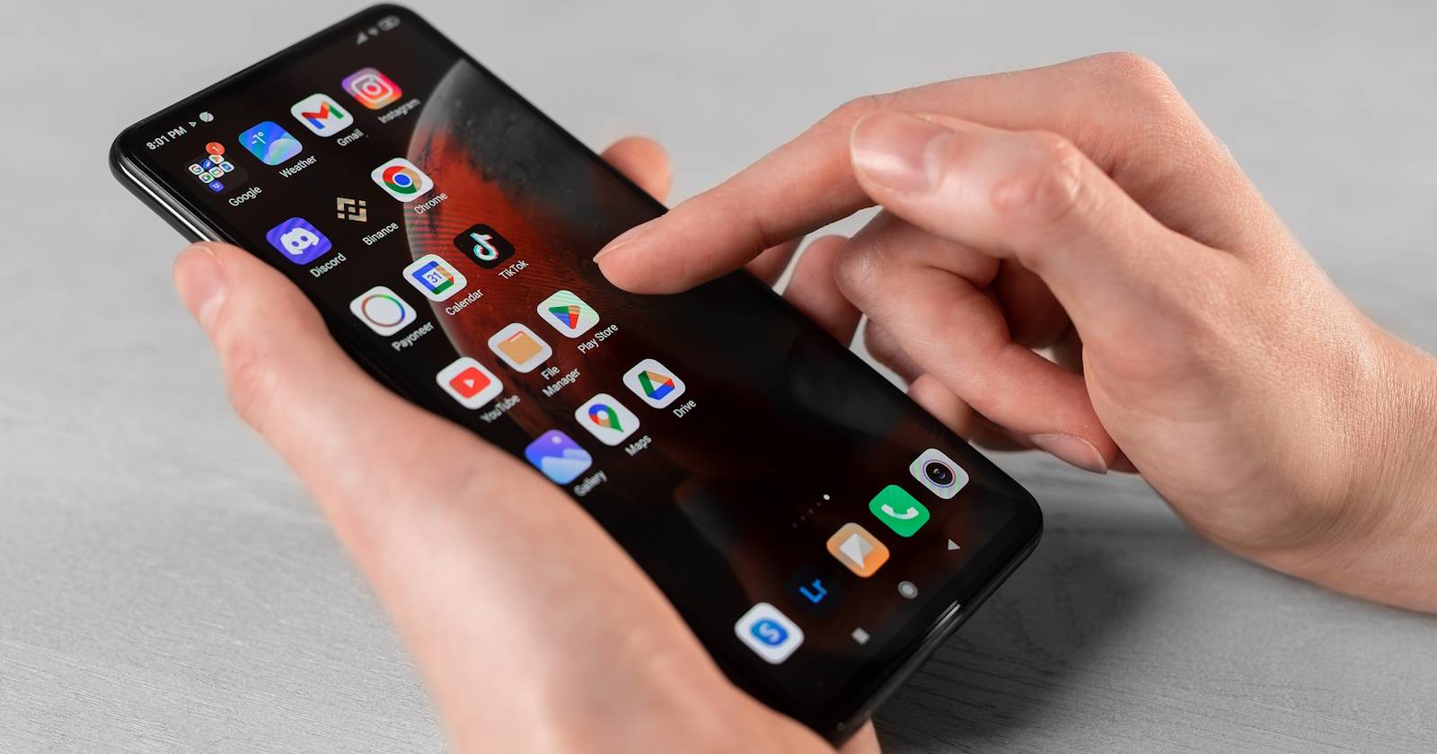 Пользователь пытается открыть Google Play на Android‑телефоне