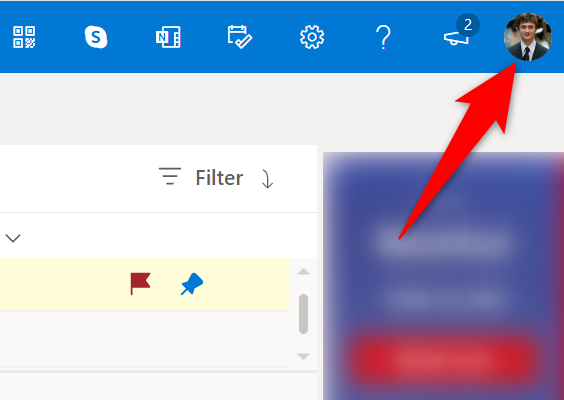 Кликните фотографию профиля или инициалы в правом верхнем углу.