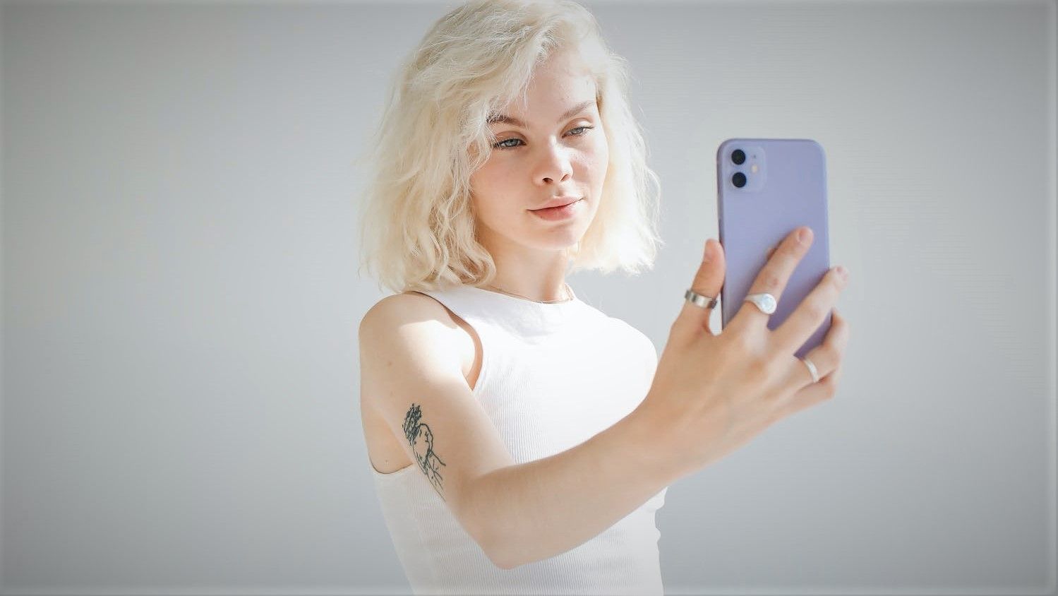 Человек делает наклон головы для селфи