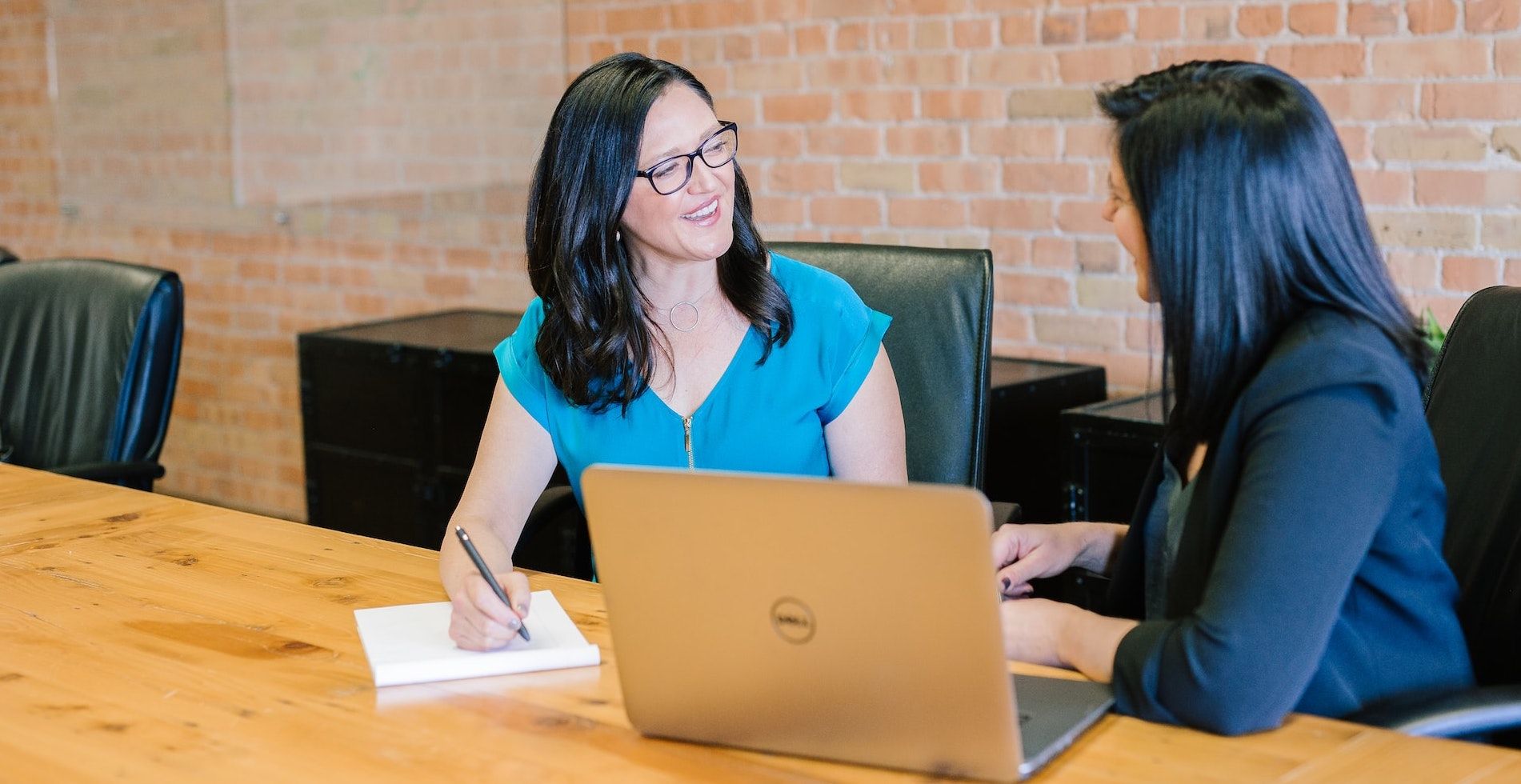 Две женщины беседуют на рабочем месте