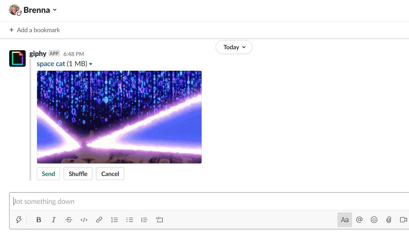 Команда /giphy в Slack показывает предварительный просмотр GIF и позволяет отправить анимацию в чат