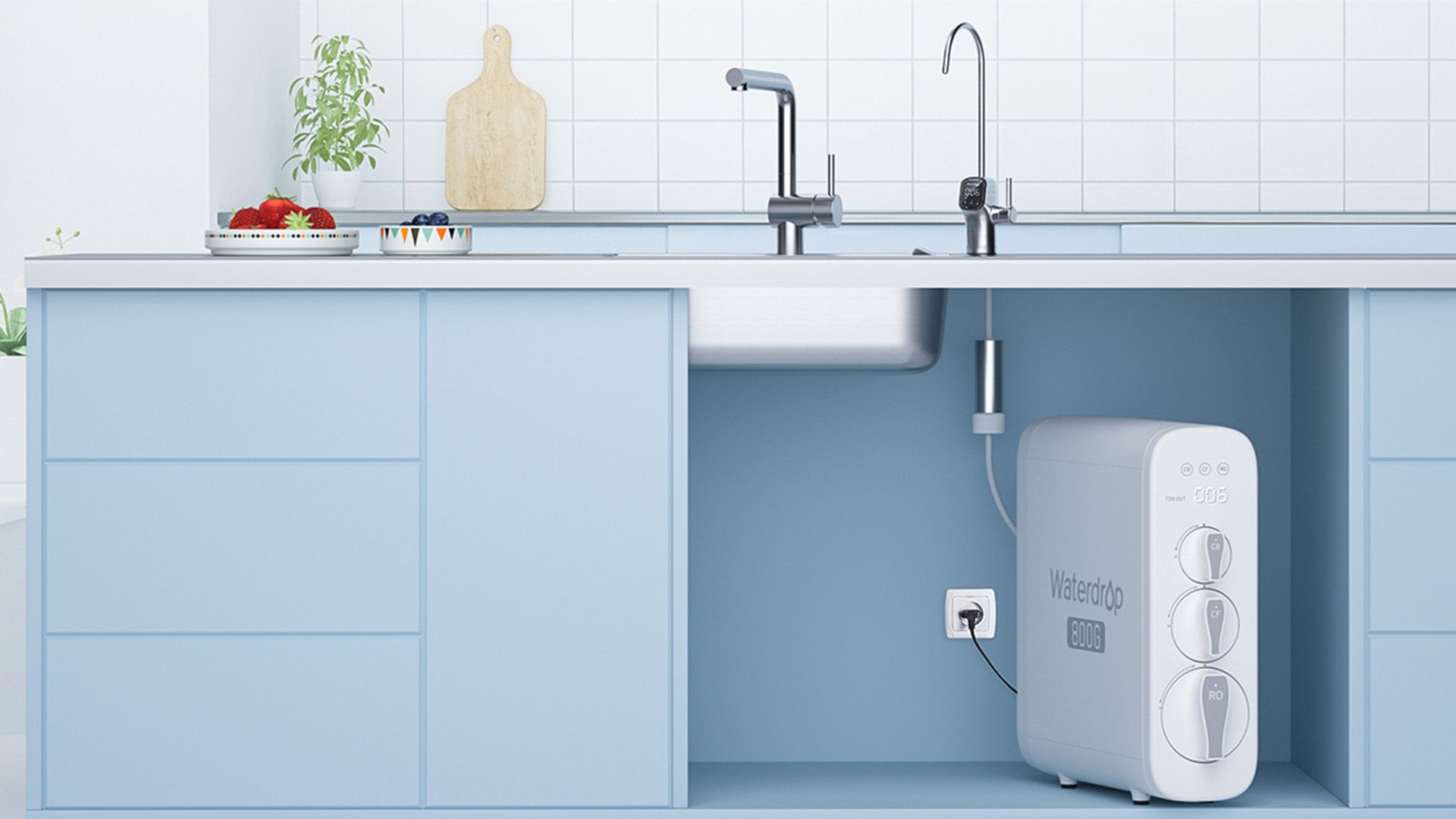 Компактный фильтр под мойкой в синей кухне