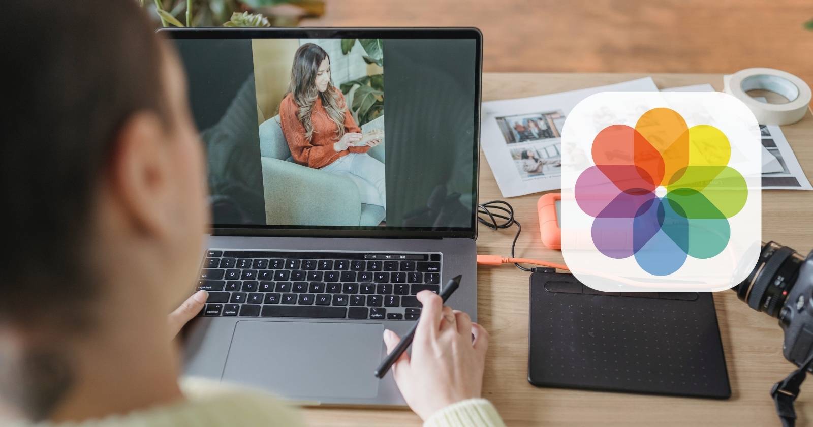 Человек редактирует фото на MacBook Pro