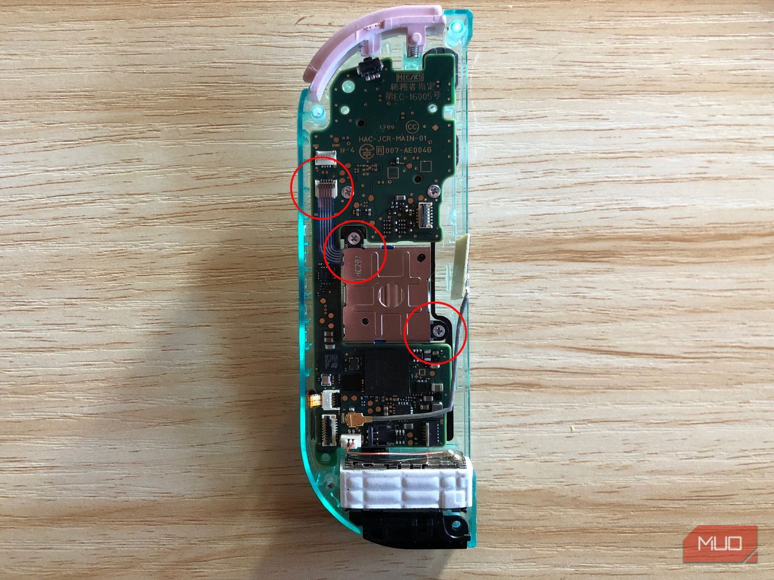 Ленточные кабели и винты джойстика Joy-Con демонстрация