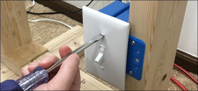 Снятие лицевой панели выключателя