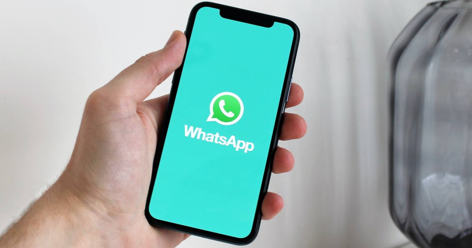 Логотип WhatsApp на экране iPhone