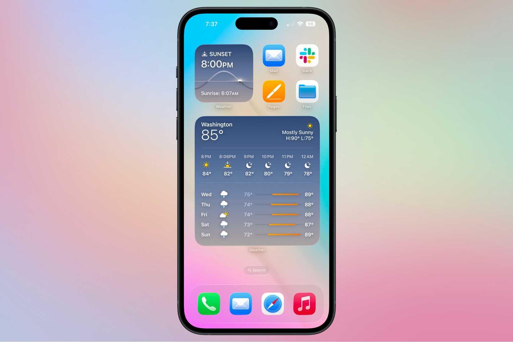 Несколько виджетов погодных приложений на экране iPhone с прогнозом и временем заката.