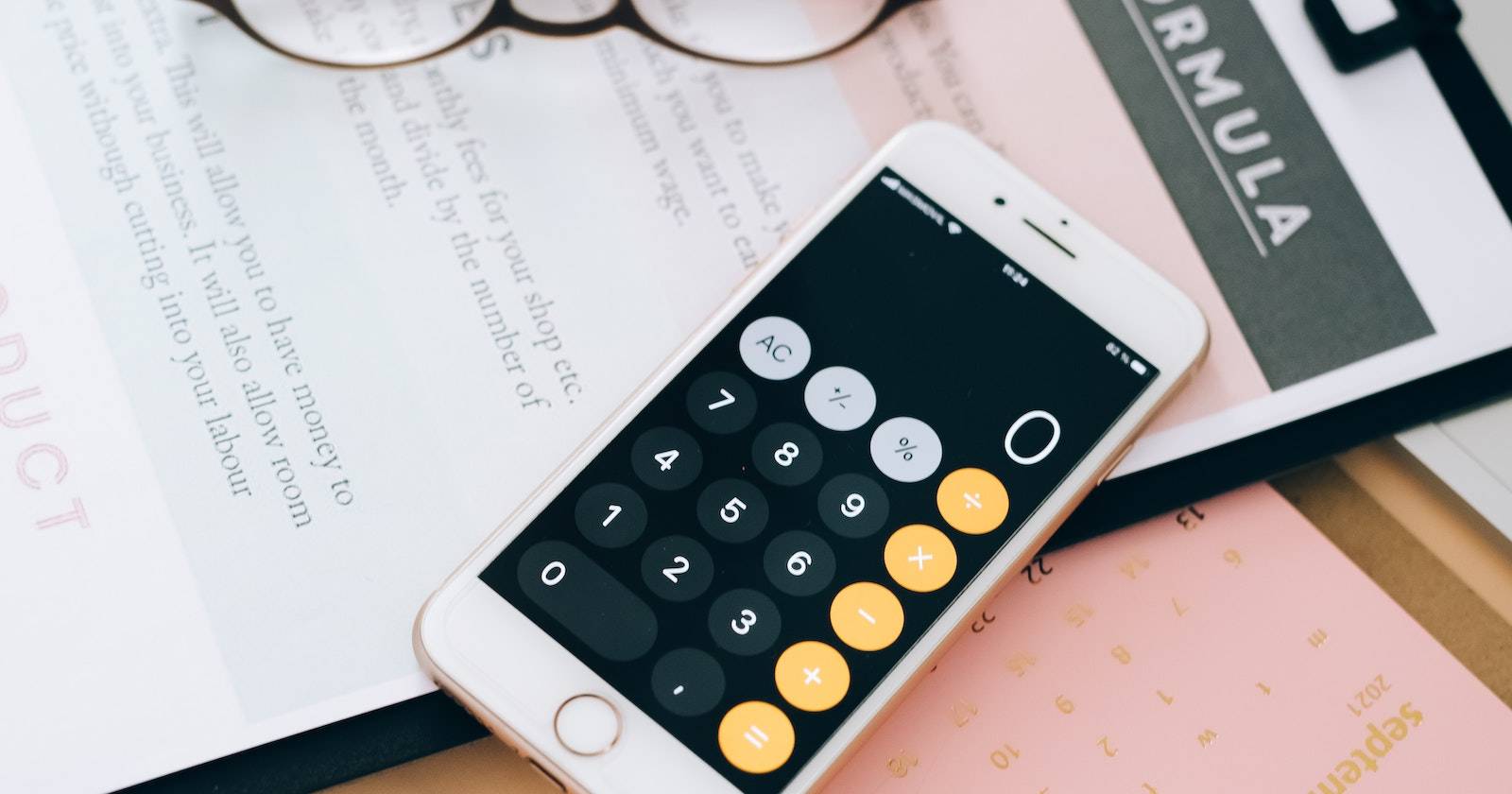 Шаблон цены и контракта на столе с телефоном и документами