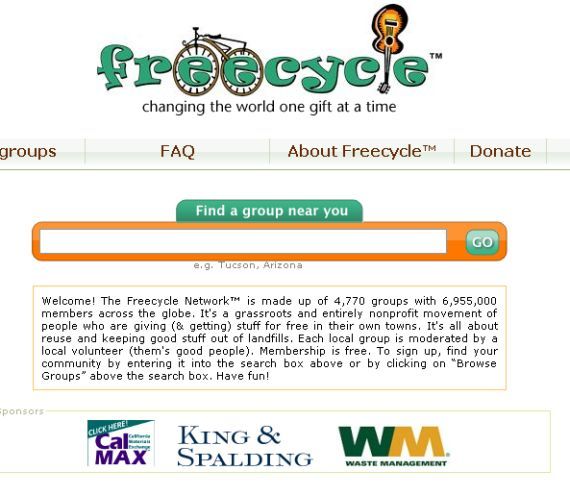 Люди передают бесплатные вещи, символ обмена и уменьшения отходов