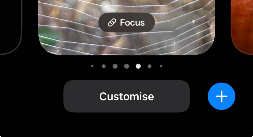 Personalizza la schermata di blocco usando il selettore della Galleria della schermata di blocco.