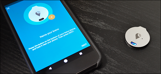Трекер рядом со смартфоном во время этапа спаривания