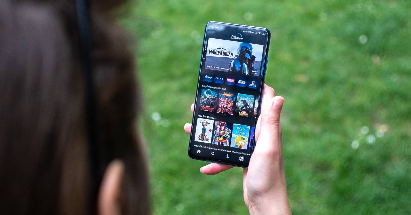 Приложение Disney+ на смартфоне с домашней страницей