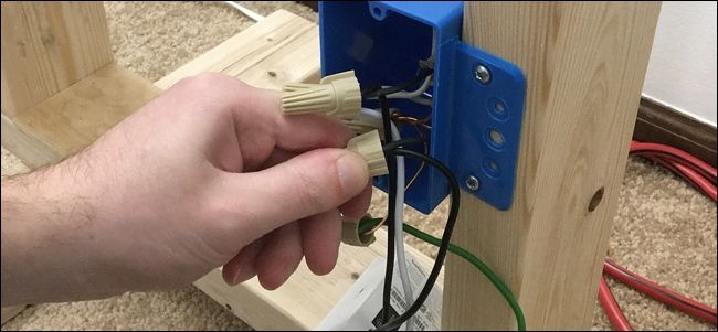 Соединение чёрных проводов WeMo с проводами в коробке
