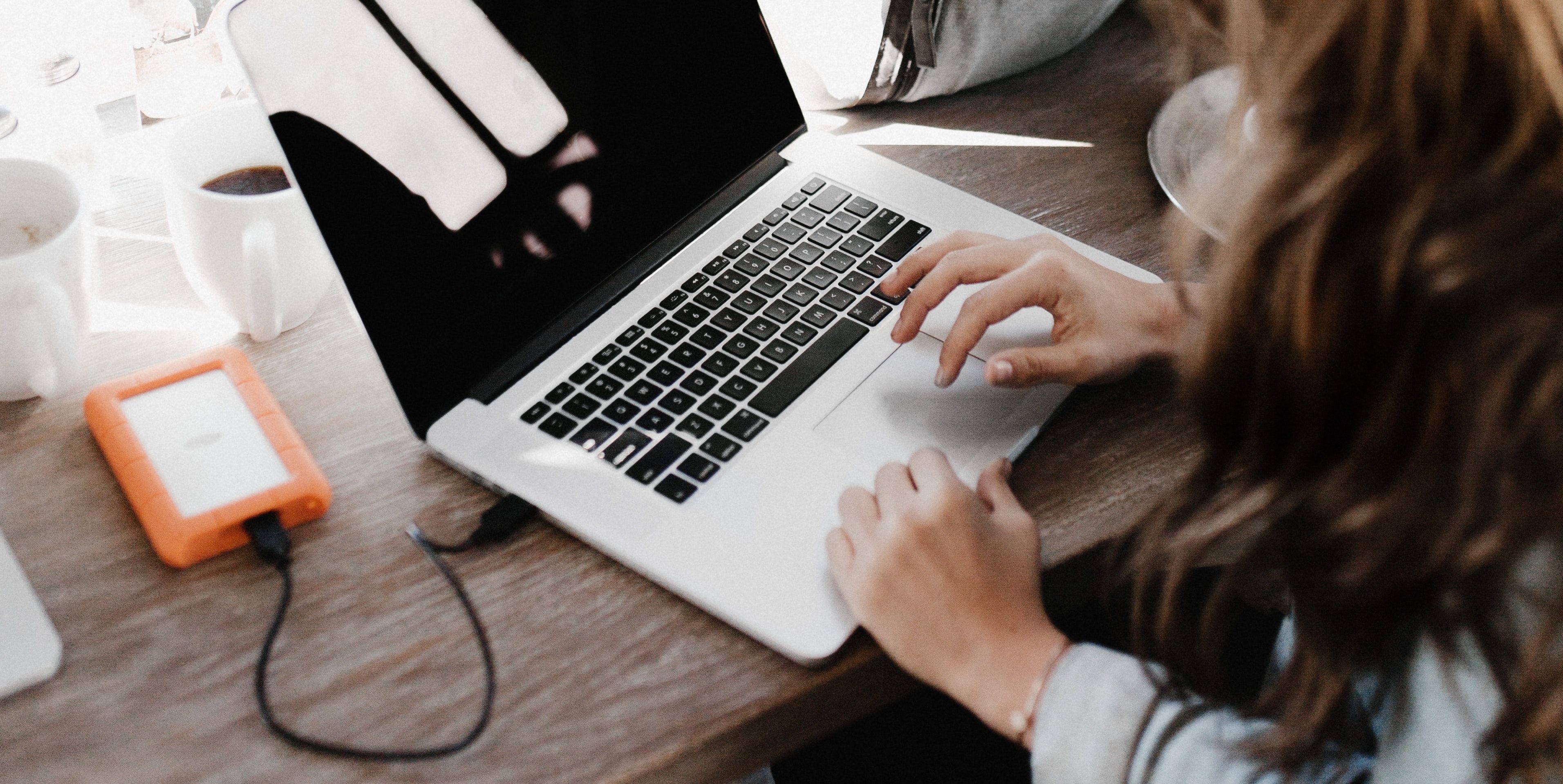 Внешний жёсткий диск подключён к Mac, лежащему на столе