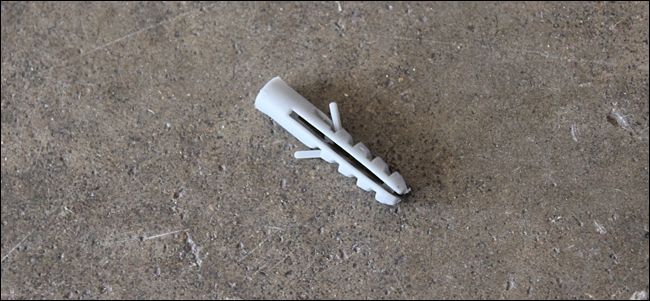 Фото: пластиковые распорные анкеры рядом со сверлом