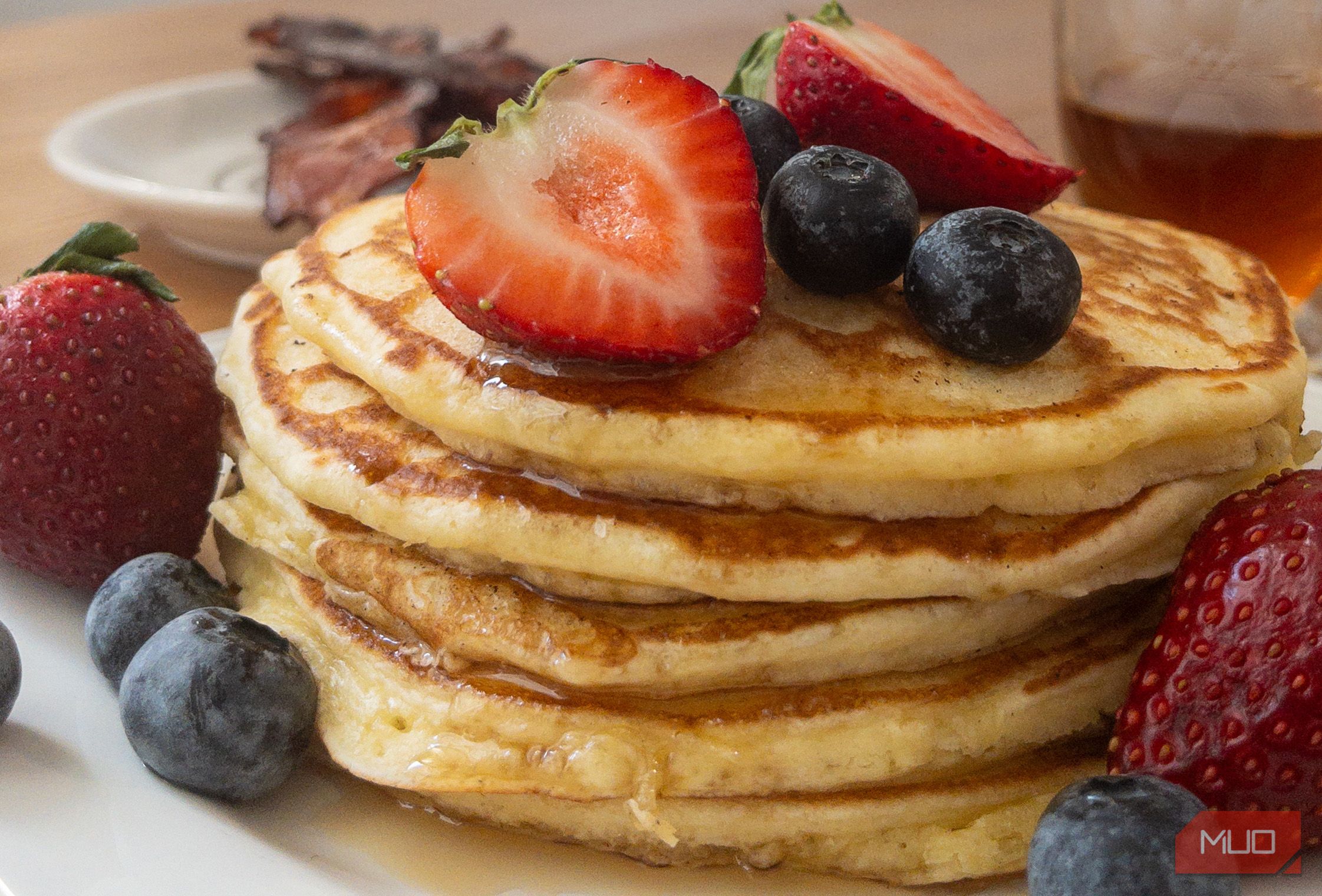 Стопка блинов с сиропом