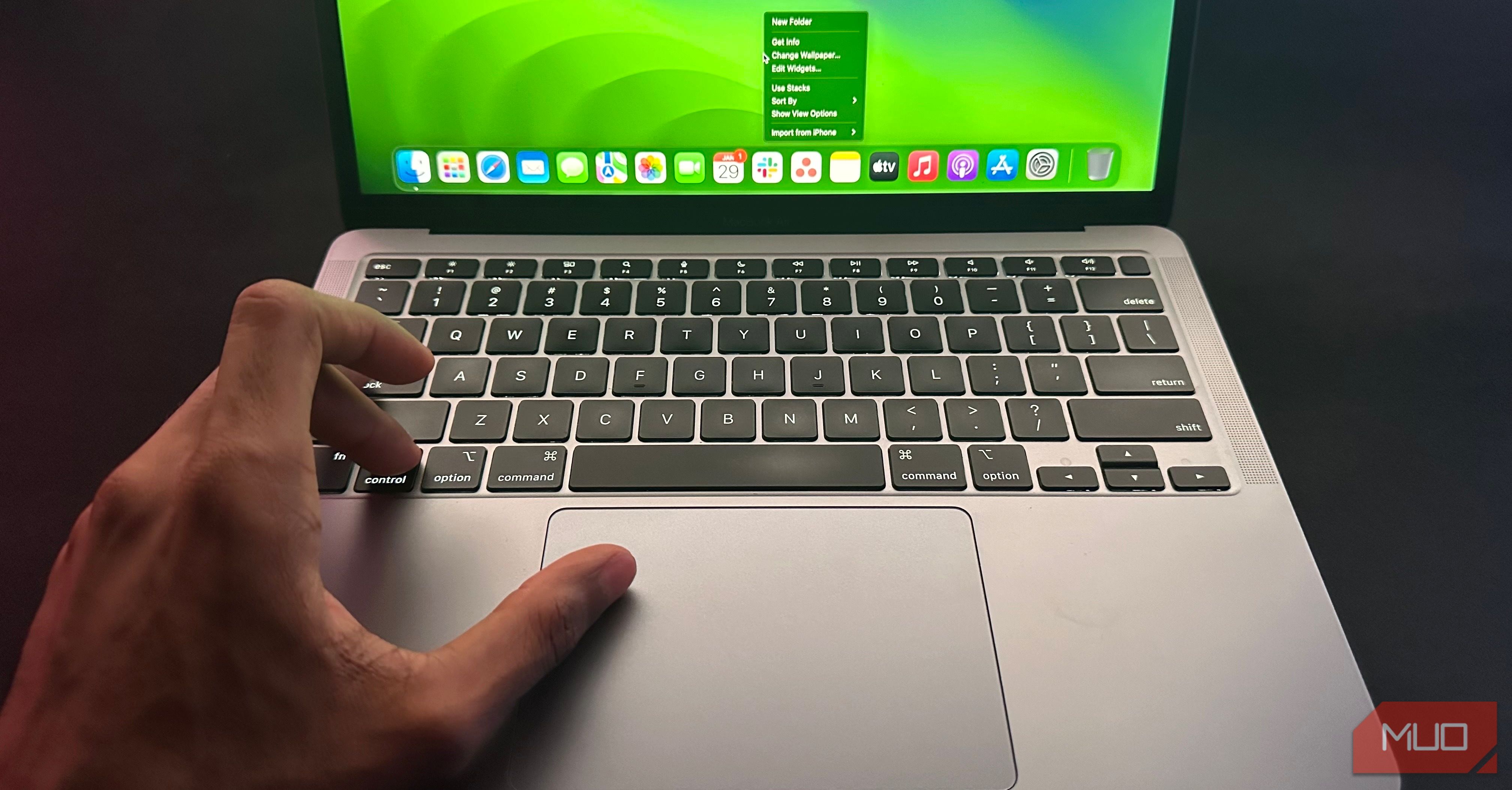 Пользователь нажимает Control и кликает на MacBook для правого клика