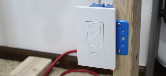 Включенный диммер Caseta, лампа загорается на разной яркости