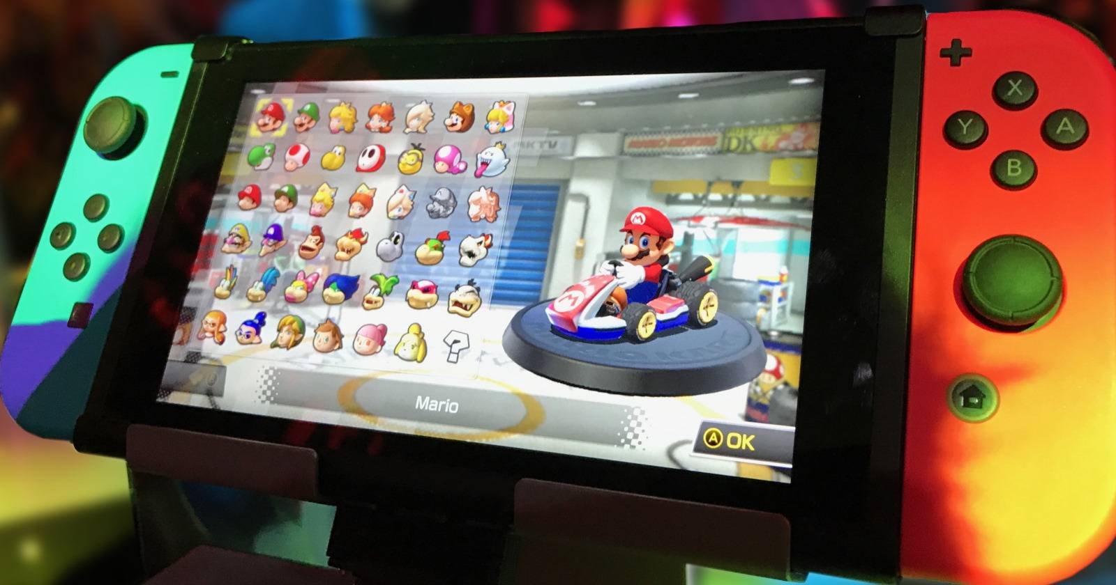 Игрок держит Nintendo Switch без док-станции