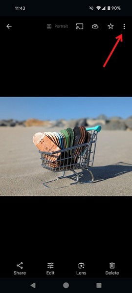 Нажатие на три точки для фото в Google Photos