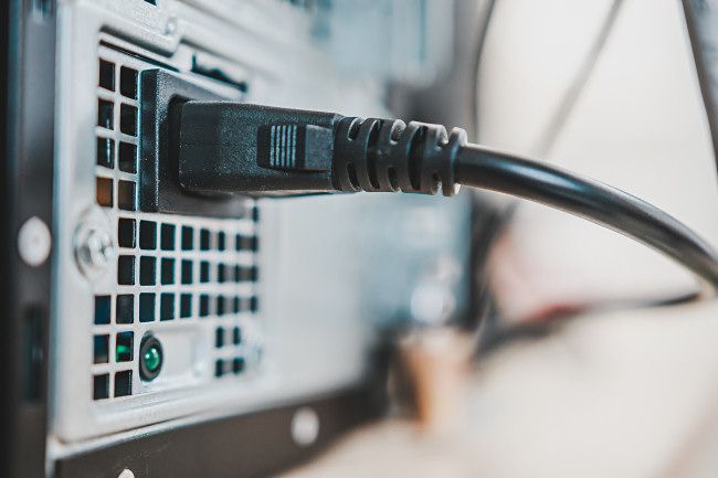 Вилка подключена к блоку питания компьютера.