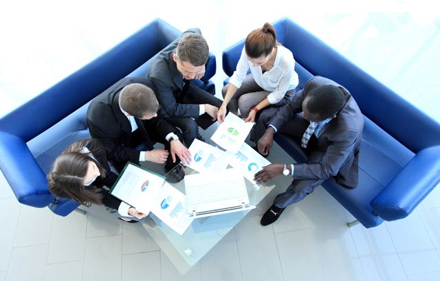 Команда проекта за столом обсуждает задачи и роли