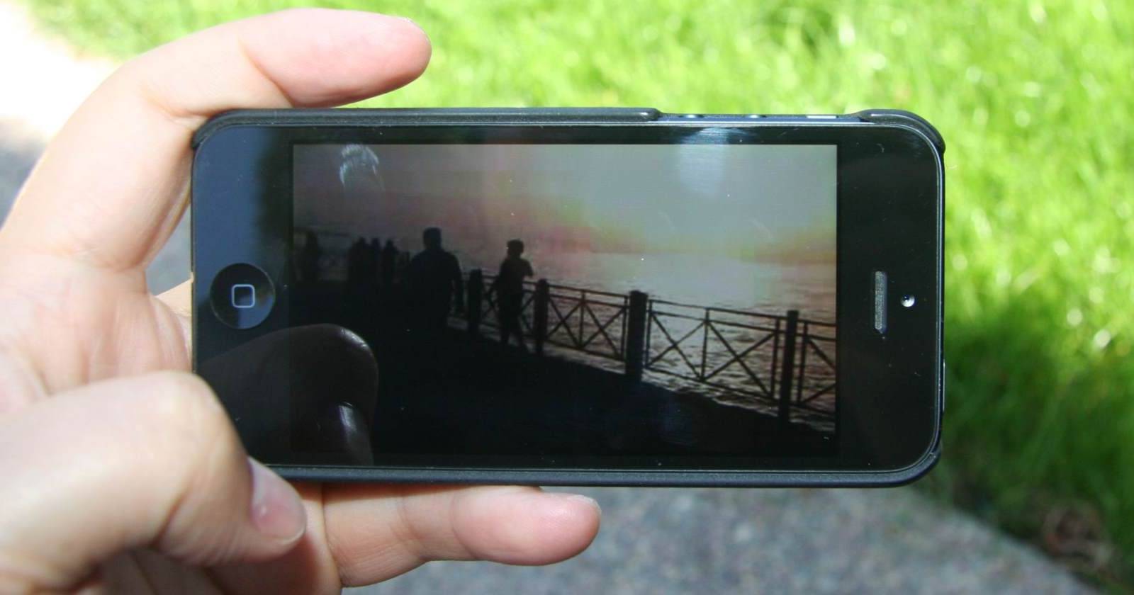 Библиотека iTunes с видеофайлами на экране компьютера