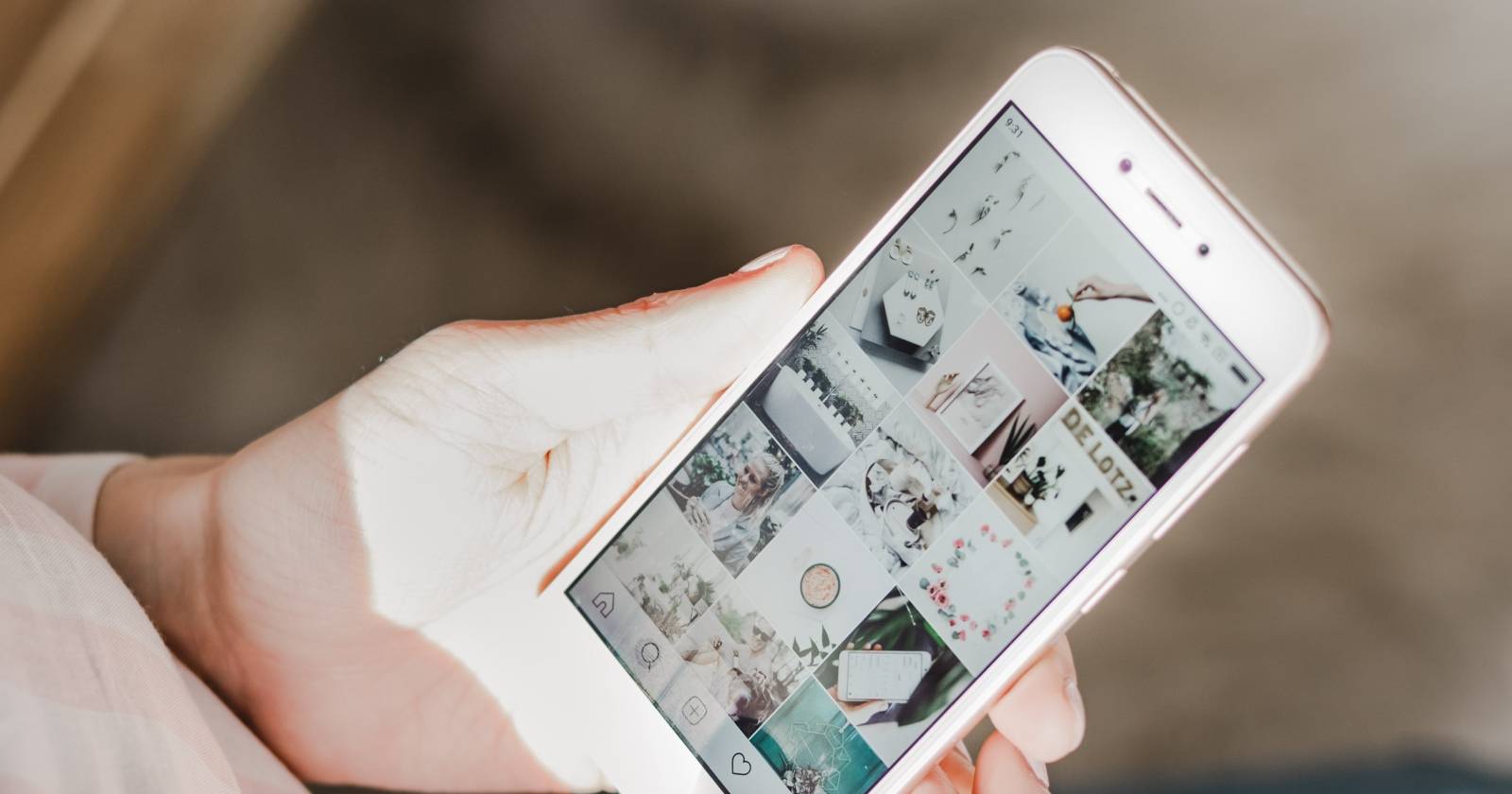 человек держит iPhone с лентой Instagram на экране