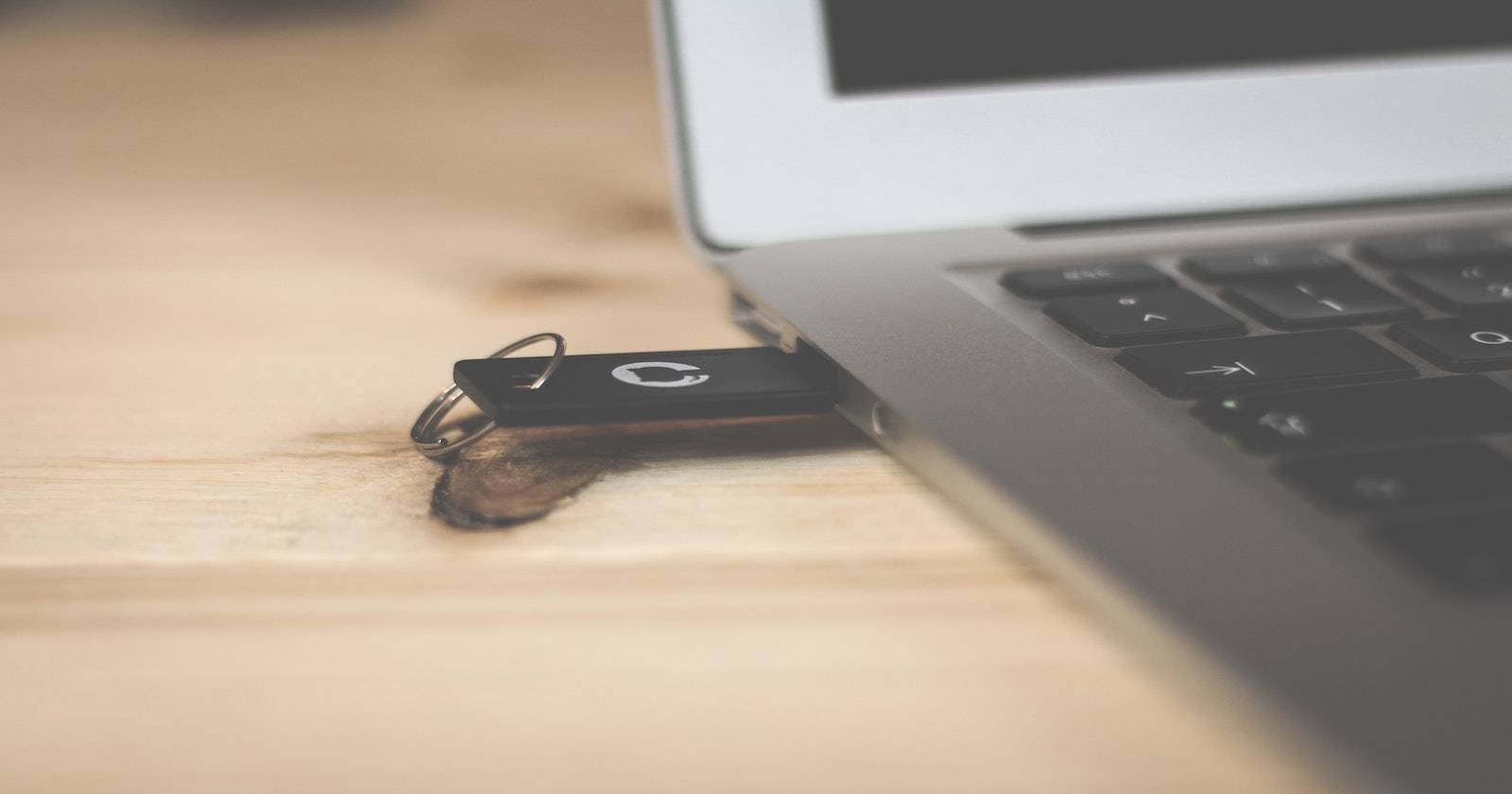 ноутбук с USB-флешкой на рабочем столе