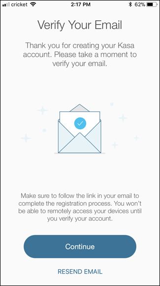 Главный экран приложения Kasa с кнопкой добавления устройства