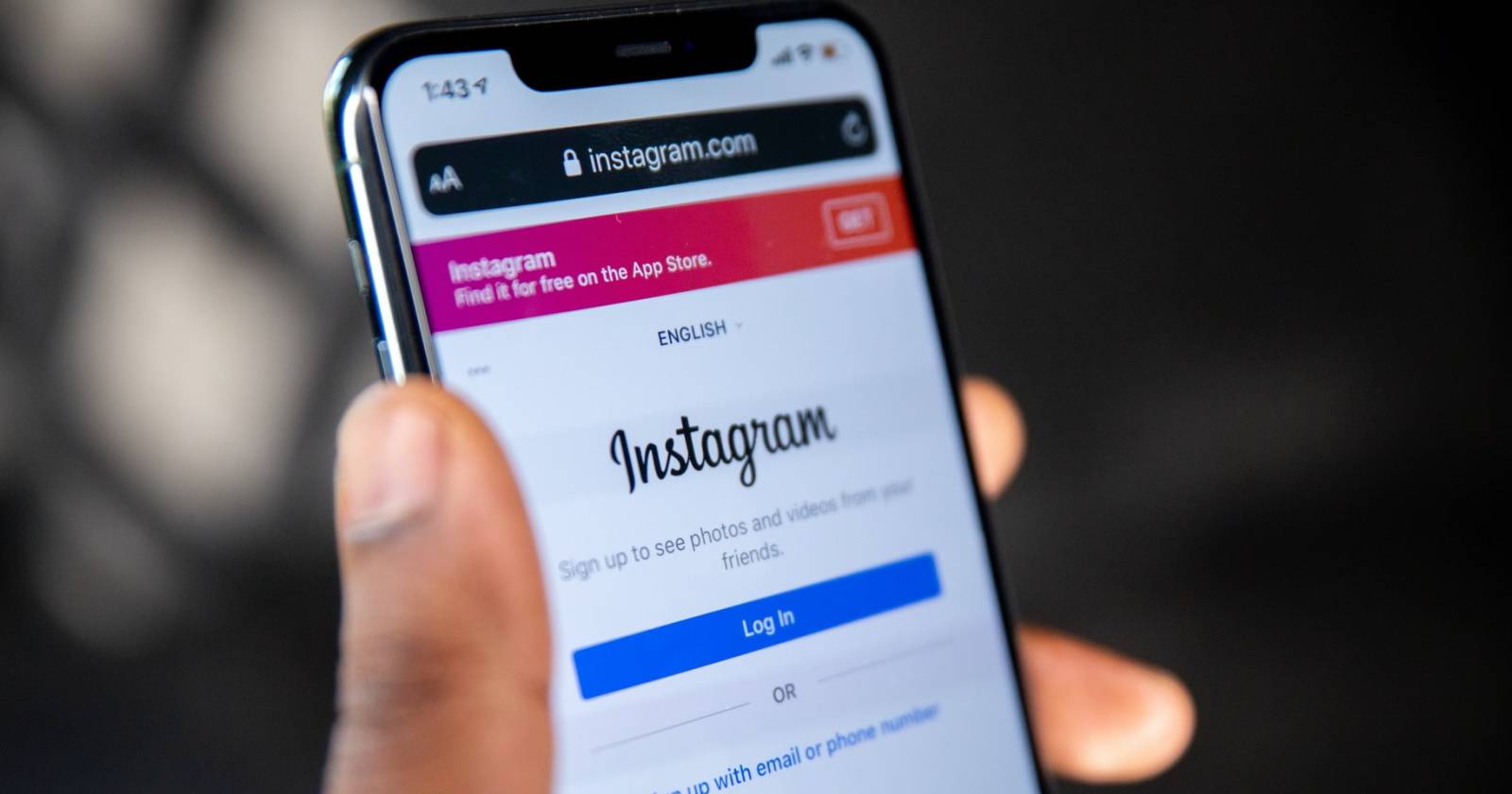 Человек держит телефон с открытым Instagram на экране