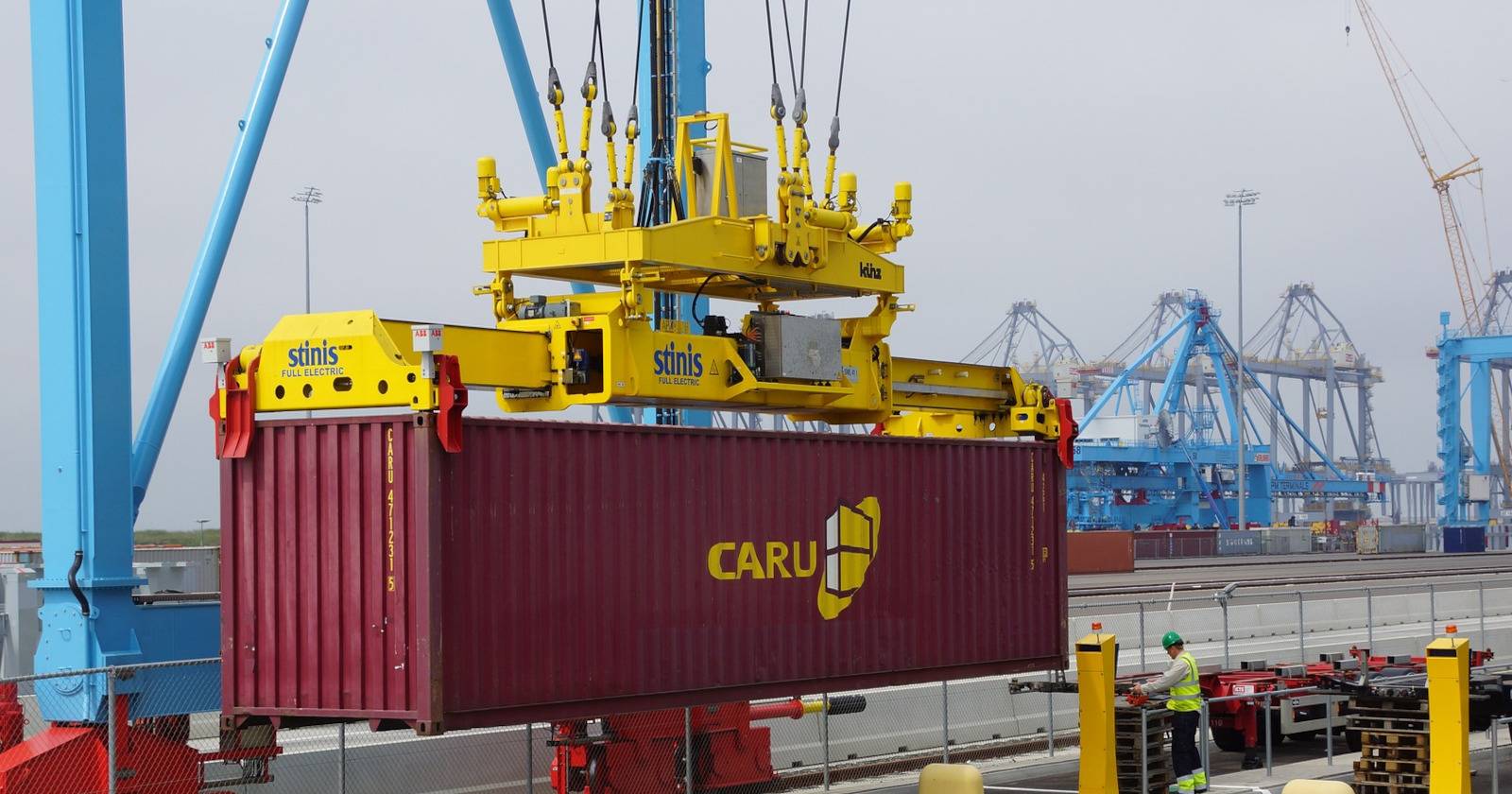Контейнер грузится краном — символ контейнеризации приложений