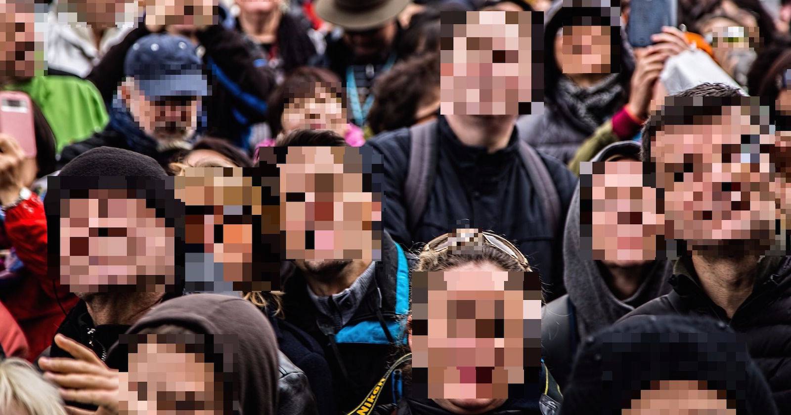 Пользователь пикселирует часть изображения на сайте