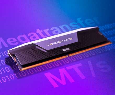 Модуль оперативной памяти на фоне двоичного кода