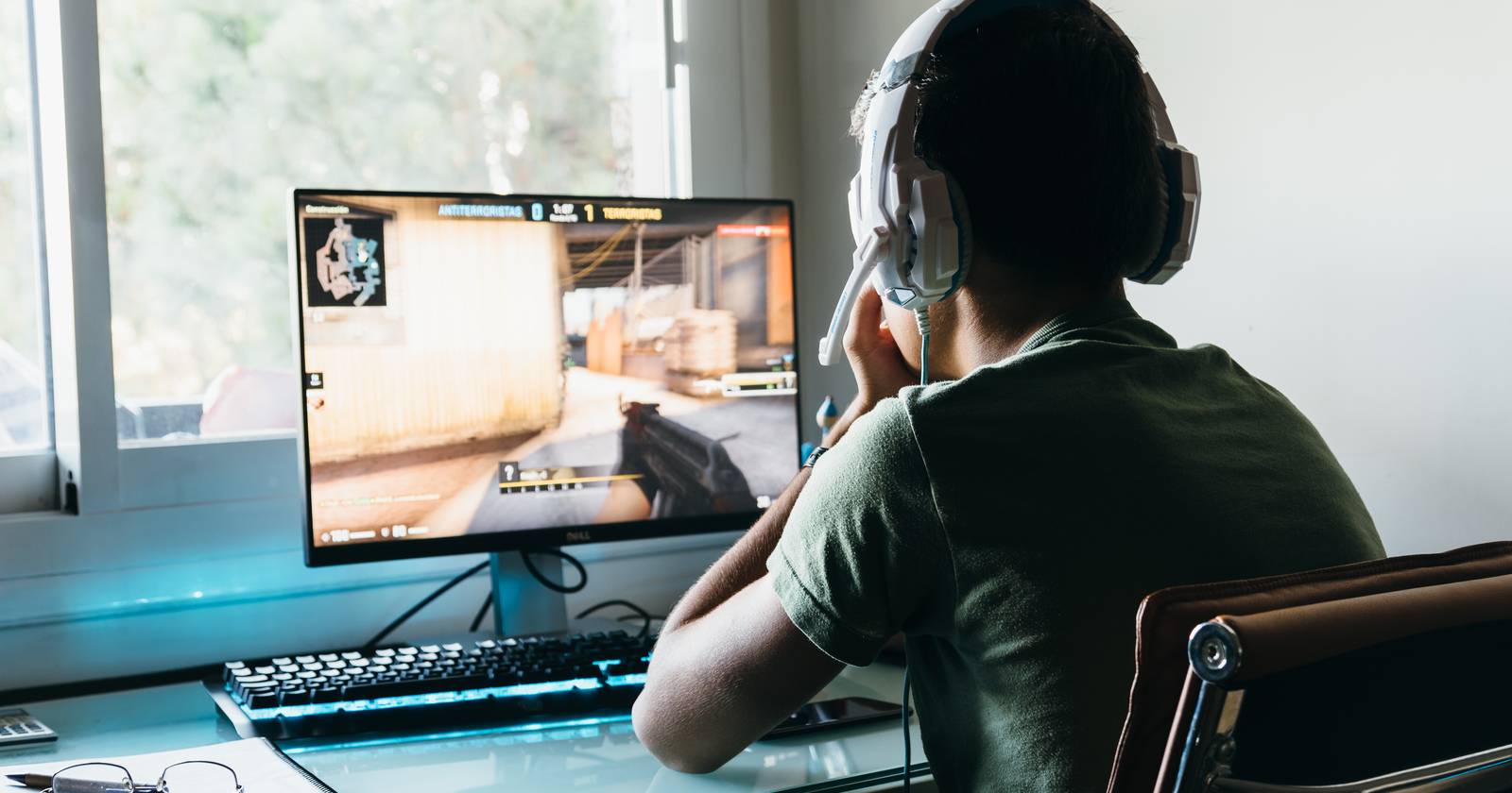 Игрок запускает CS:GO на компьютере с клавиатурой и монитором
