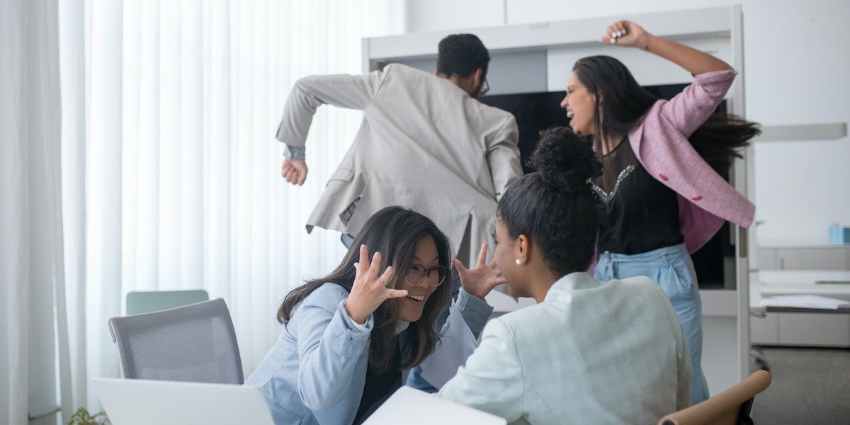 Сотрудники спорят и кричат на рабочем месте