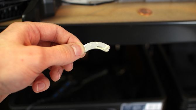 Оголённый магнит HDD с видимыми следами клея и потертостями покрытия