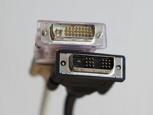 Разъём DVI на ноутбуке рядом с другими портами