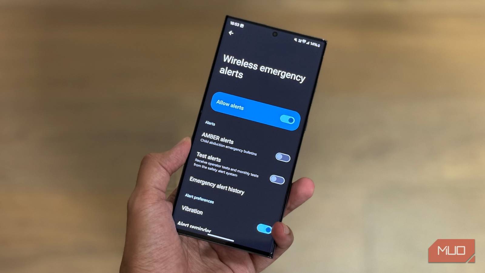 Мужчина держит телефон Samsung Galaxy с экраном беспроводных экстренных оповещений