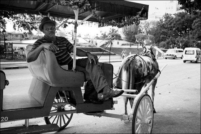 Пешеходы блуждают по улице, ищут интересные кадры