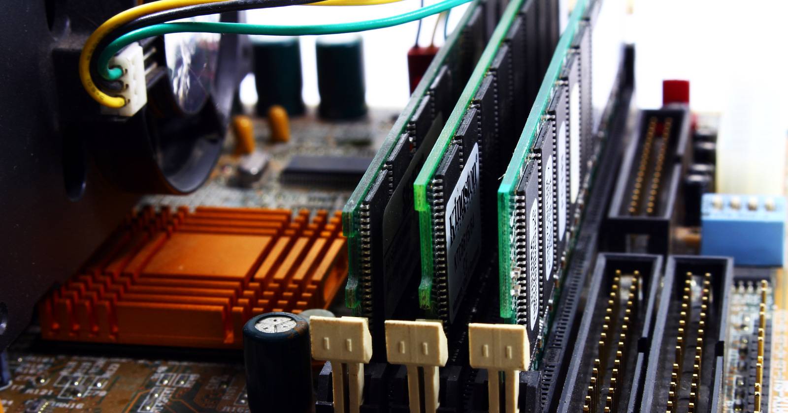 Чипы оперативной памяти на материнской плате компьютера