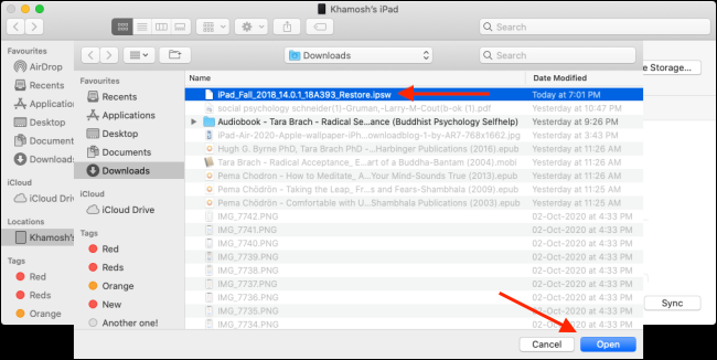 Выберите загруженный IPSW-файл и нажмите Открыть