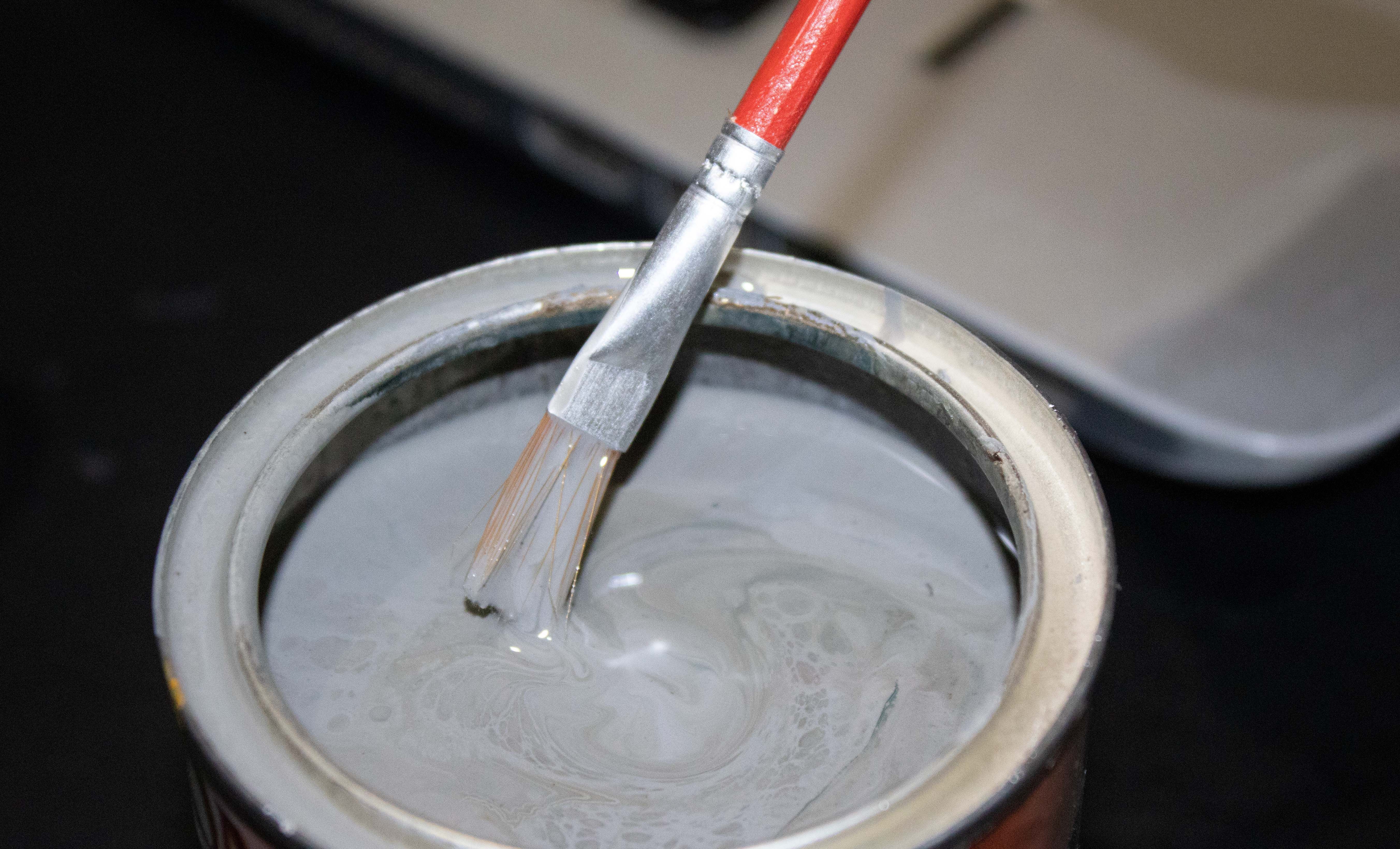 Кисть в банке грунта