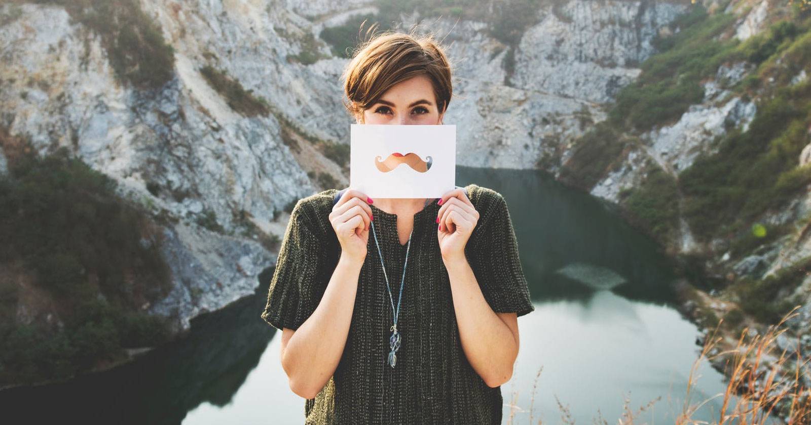 Изображение: смартфон с примерами фильтров, линз и стикеров Snapchat